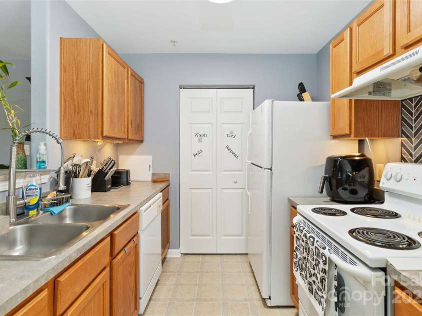 1108 Plaza Walk Drive, Charlotte, NC 28215.  MLS# CAR4267997, YatesRealty ID 26165. 