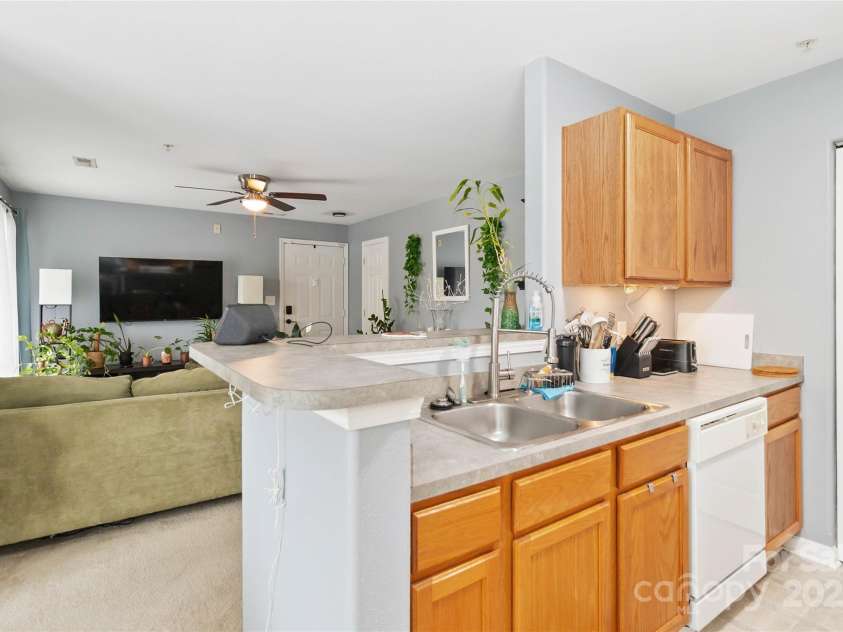 1108 Plaza Walk Drive, Charlotte, NC 28215.  MLS# CAR4267997, YatesRealty ID 26165. 