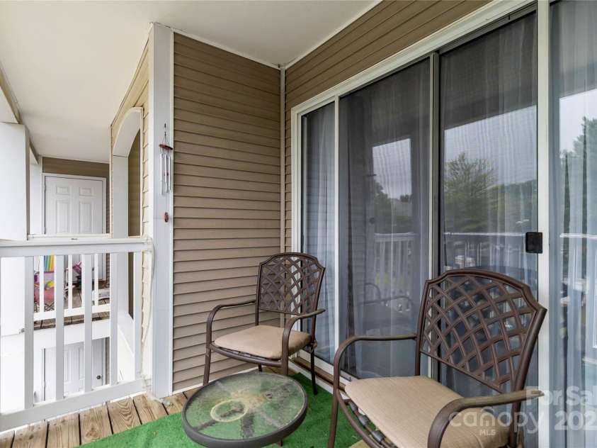 1108 Plaza Walk Drive, Charlotte, NC 28215.  MLS# CAR4267997, YatesRealty ID 26165. 