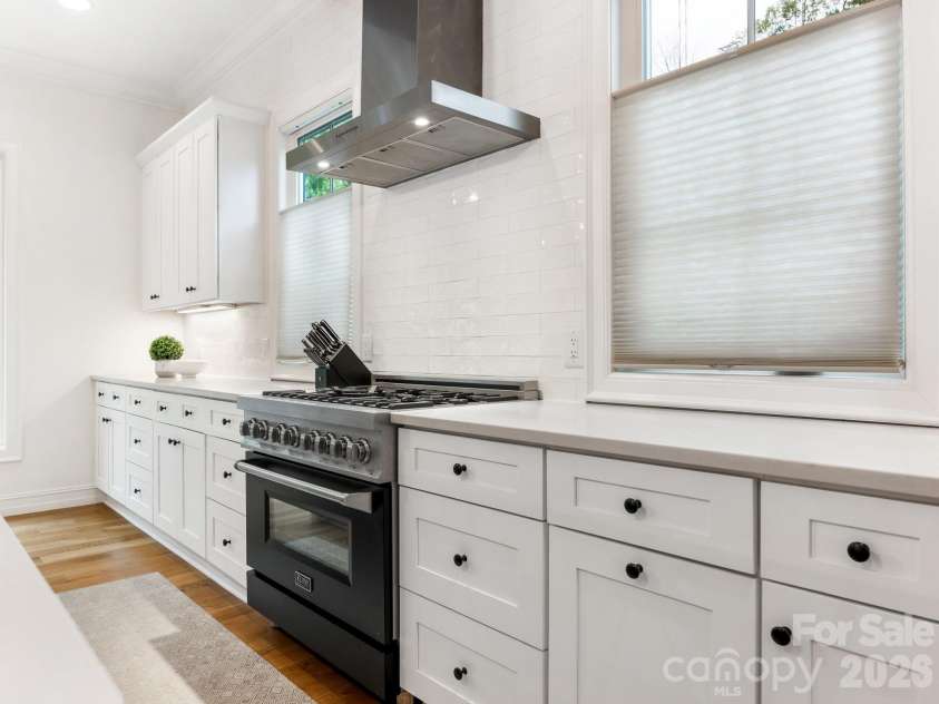 2928 Hanson Drive, Charlotte, NC 28207.  MLS# CAR4385420, YatesRealty ID 26165. 