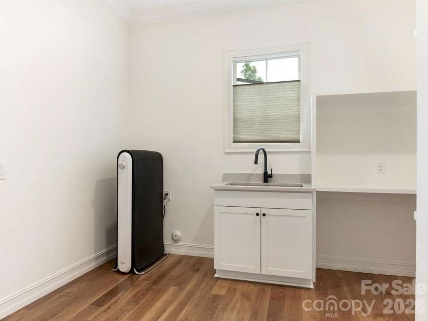 2928 Hanson Drive, Charlotte, NC 28207.  MLS# CAR4385420, YatesRealty ID 26165. 