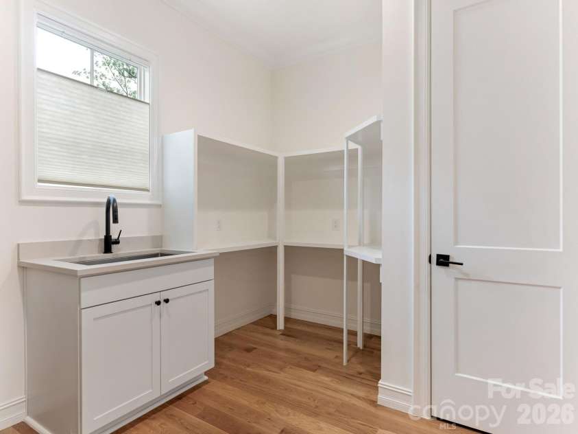 2928 Hanson Drive, Charlotte, NC 28207.  MLS# CAR4385420, YatesRealty ID 26165. 