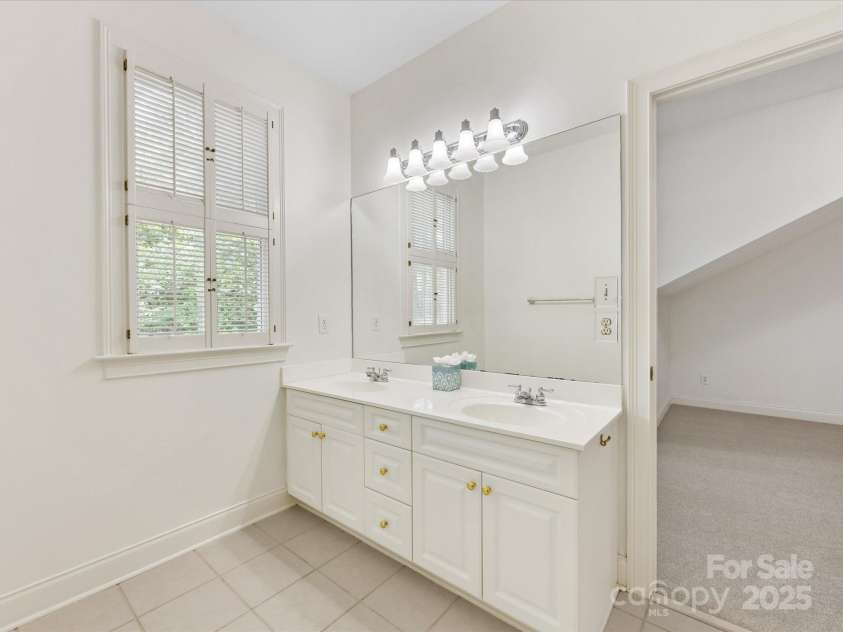 1420 Sterling Road, Charlotte, NC 28209.  MLS# CAR4251543, YatesRealty ID 26166. Connecting Bath