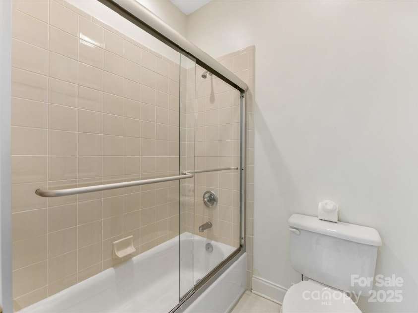 1420 Sterling Road, Charlotte, NC 28209.  MLS# CAR4251543, YatesRealty ID 26166. Connecting Bath