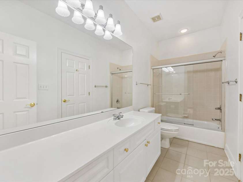1420 Sterling Road, Charlotte, NC 28209.  MLS# CAR4251543, YatesRealty ID 26166. Connecting Bath