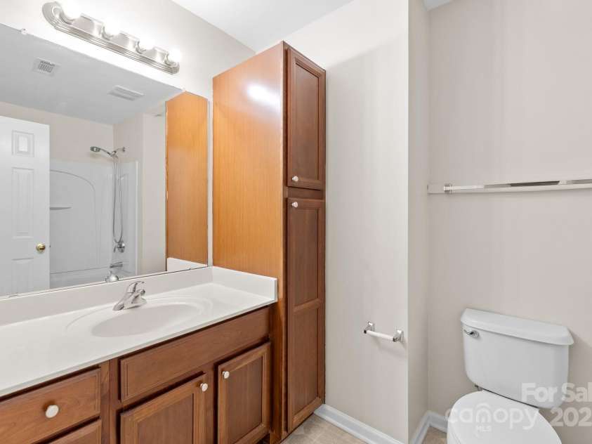104 Clydesdale Court, Matthews, NC 28104.  MLS# CAR4252630, YatesRealty ID 26167. Hall Bath