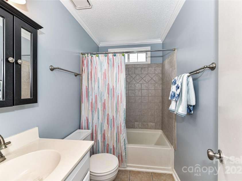 10213 Conistan Place, Cornelius, NC 28031.  MLS# CAR4223056, YatesRealty ID 26169. Full bathroom with tub/tile combination with tile surround