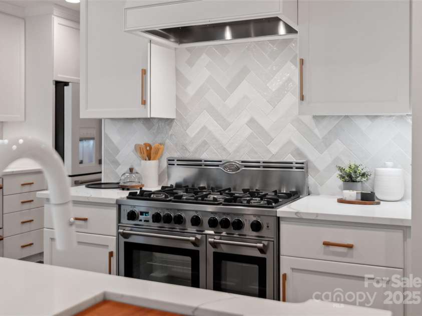 2809 Glendale Road, Charlotte, NC 28209.  MLS# CAR4220362, YatesRealty ID 26170. Kitchen