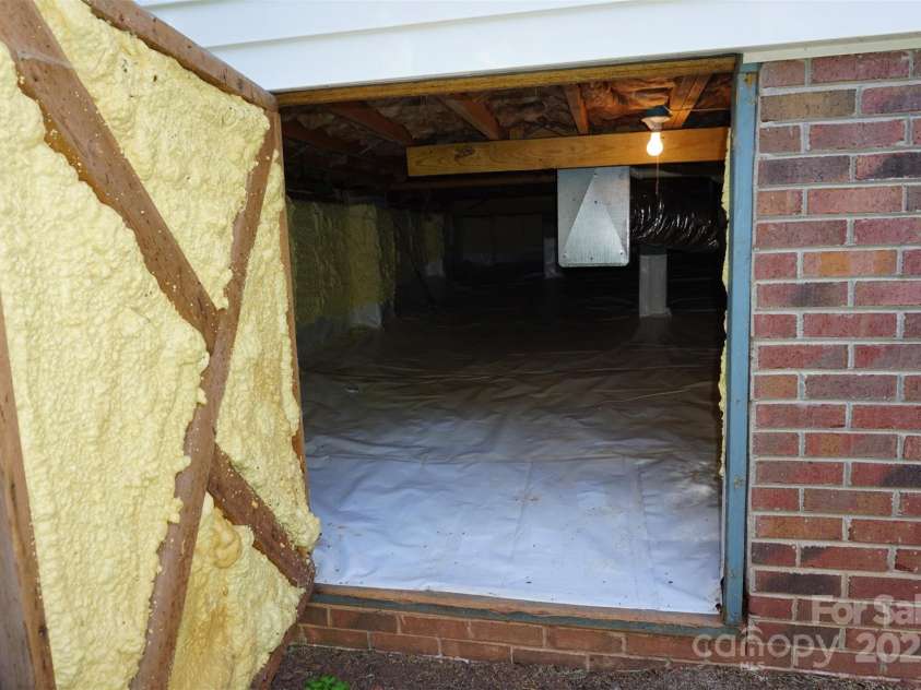 854 Silver Fox Drive, Concord, NC 28025.  MLS# CAR4251256, YatesRealty ID 26171. 854 Silver Fox has been cared for and updated for the next owner. Encapsulated crawl space with de-humidifier.