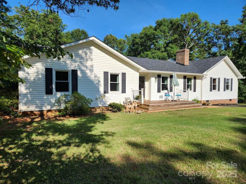 854 Silver Fox Drive, Concord, NC 28025.  MLS# CAR4251256, YatesRealty ID 26171. A house with room to 'home' all members of the family or just give you room to 'house' your belongings!