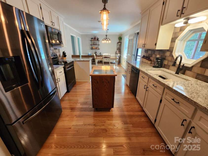 854 Silver Fox Drive, Concord, NC 28025.  MLS# CAR4251256, YatesRealty ID 26171. The kitchen triangle is comfortable in this kitchen.