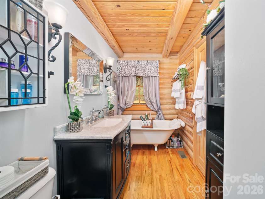 357 Rosewood Lane, Burnsville, NC 28714.  MLS# CAR4385330, YatesRealty ID 26173. Primary Bath