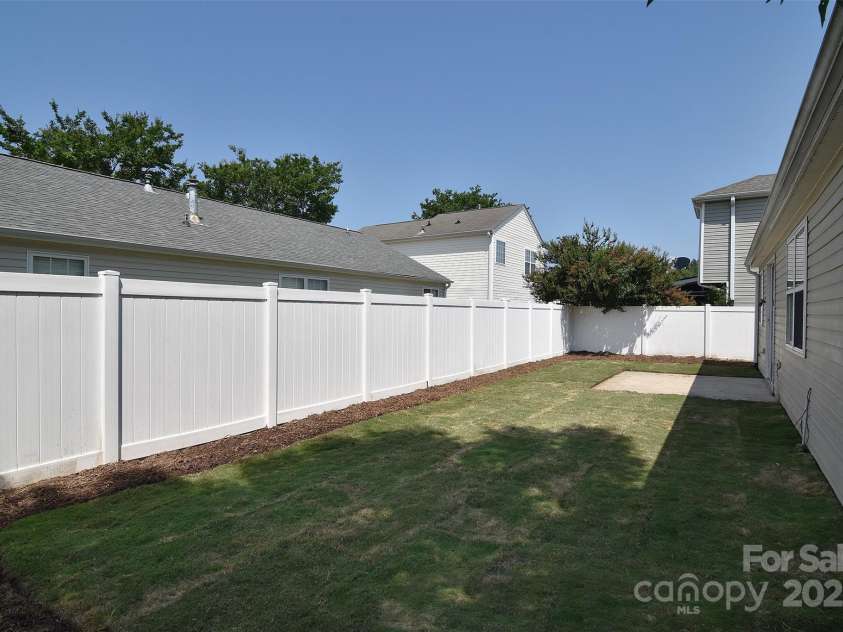 8655 Meadowmont View Drive, Charlotte, NC 28269.  MLS# CAR4272509, YatesRealty ID 26174. 