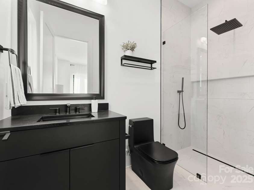 5428 Carmel Road, Charlotte, NC 28226.  MLS# CAR4189803, YatesRealty ID 26176. Guest Bath