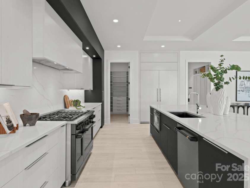 5428 Carmel Road, Charlotte, NC 28226.  MLS# CAR4189803, YatesRealty ID 26176. Kitchen