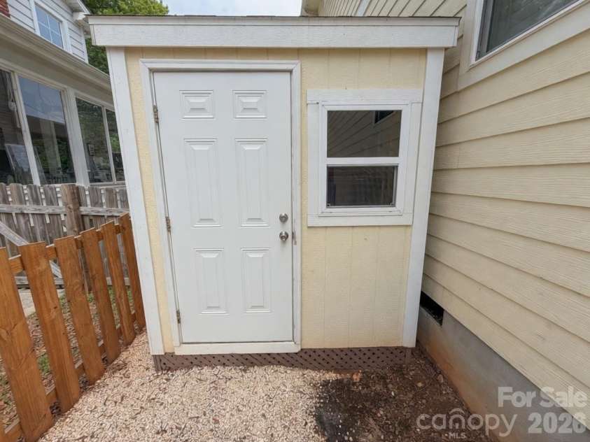 2120 Highland Street, Charlotte, NC 28208.  MLS# CAR4373959, YatesRealty ID 26178. 