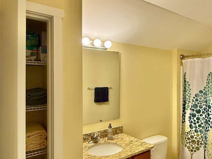 5227 Crystal Lakes Drive, Rock Hill, SC 29732.  MLS# CAR4338532, YatesRealty ID 26181. Loft Full Bath