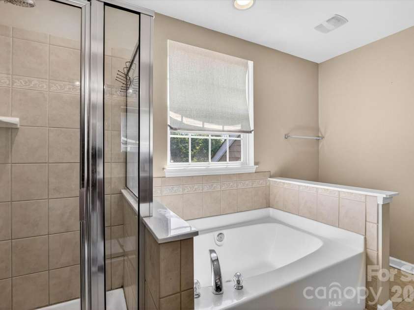 13506 Boulder Creek Drive, Charlotte, NC 28273.  MLS# CAR4378216, YatesRealty ID 26182. Primary Bath