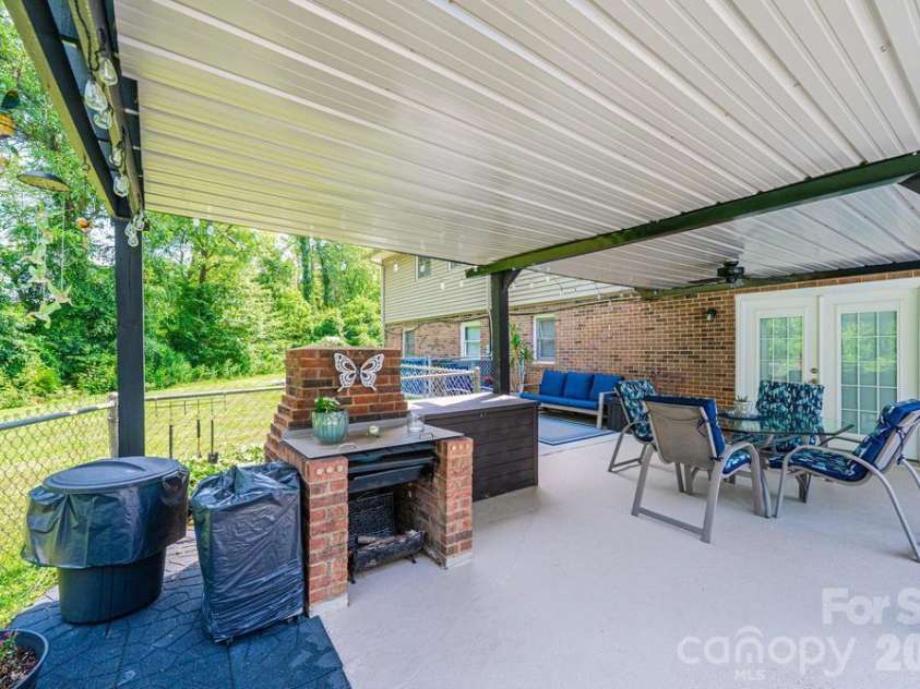 2651 31st Street Court, Hickory, NC 28601.  MLS# CAR4385317, YatesRealty ID 26183. 