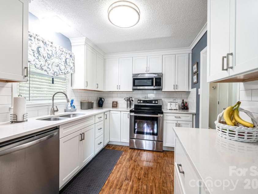 2651 31st Street Court, Hickory, NC 28601.  MLS# CAR4385317, YatesRealty ID 26183. Bright, sunny kitchen