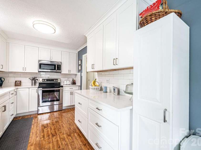 2651 31st Street Court, Hickory, NC 28601.  MLS# CAR4385317, YatesRealty ID 26183. Kitchen includes all appliances