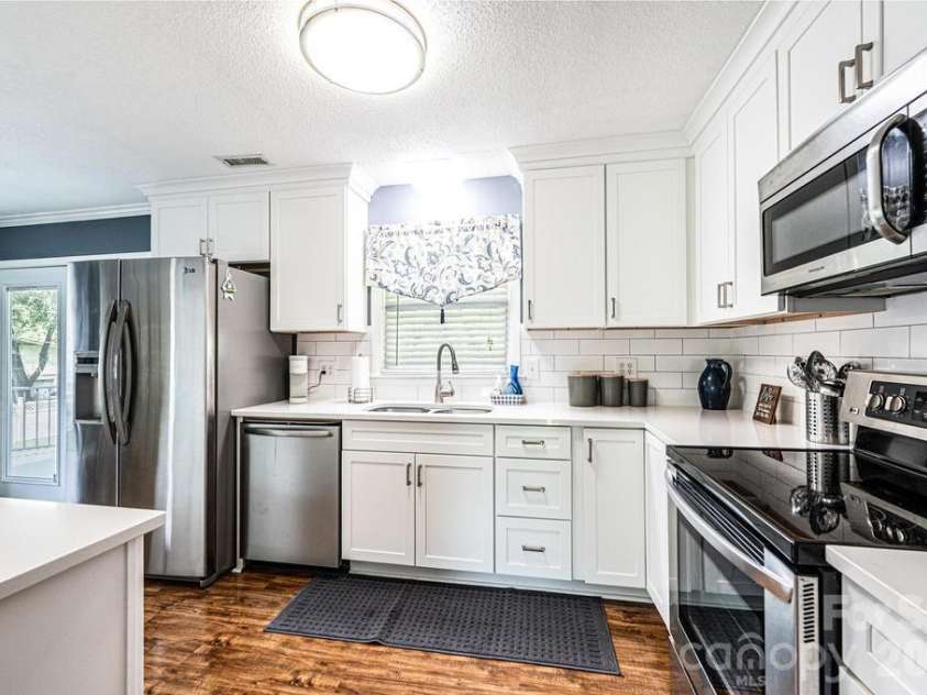 2651 31st Street Court, Hickory, NC 28601.  MLS# CAR4385317, YatesRealty ID 26183. Updated kitchen