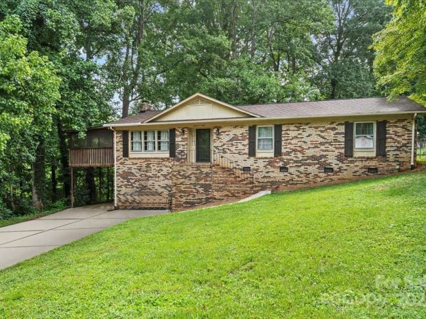 1808 Alpine Lane, Gastonia, NC 28054.  MLS# CAR4276235, YatesRealty ID 26187. 