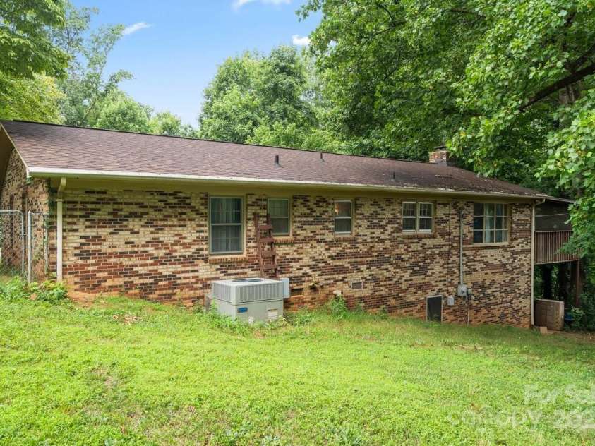 1808 Alpine Lane, Gastonia, NC 28054.  MLS# CAR4276235, YatesRealty ID 26187. 