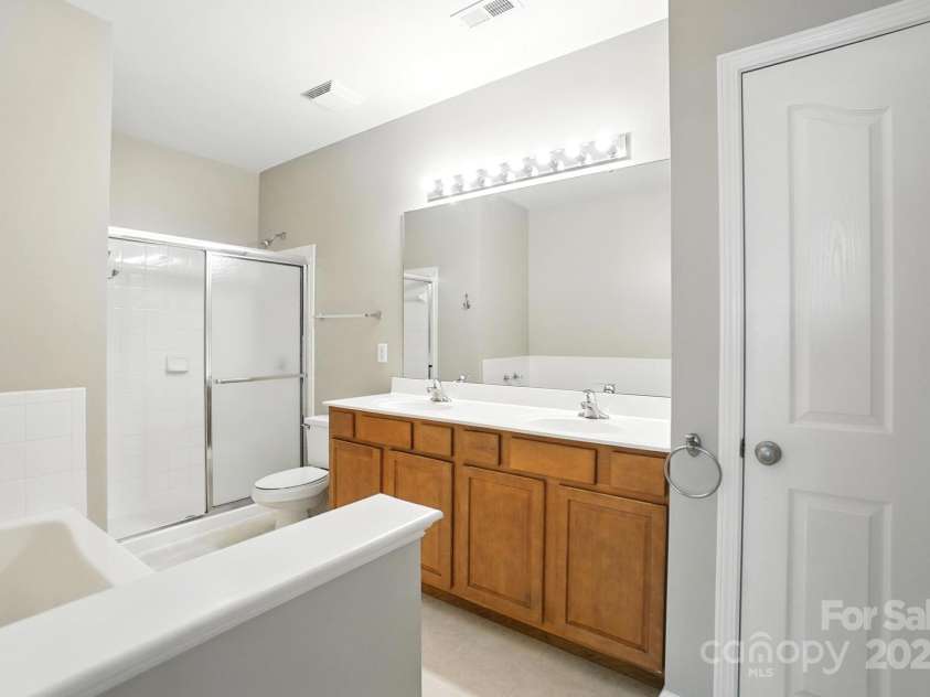 12435 Copper Mountain Boulevard, Charlotte, NC 28277.  MLS# CAR4278005, YatesRealty ID 26188. Primary Bath