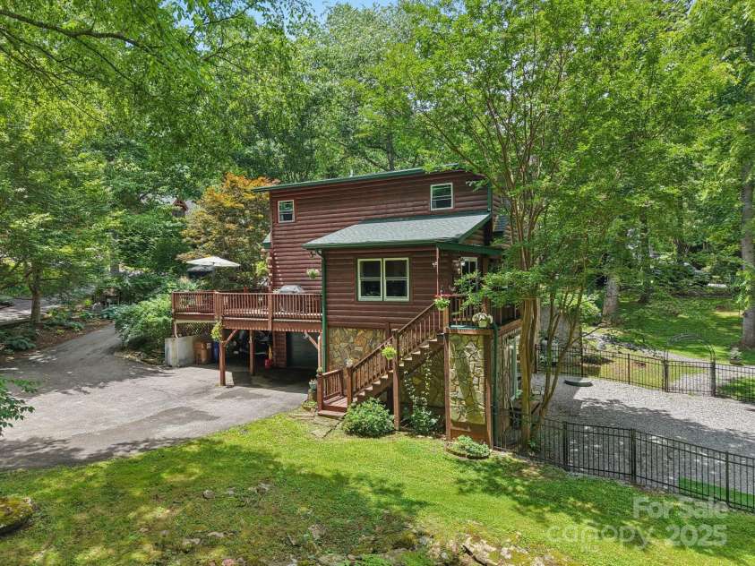 17 CRIPPLE CREEK Drive, Waynesville, NC 28785.  MLS# CAR4269422, YatesRealty ID 26189. 