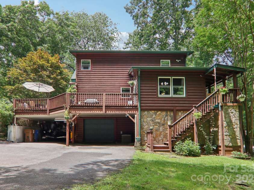 17 CRIPPLE CREEK Drive, Waynesville, NC 28785.  MLS# CAR4269422, YatesRealty ID 26189. 