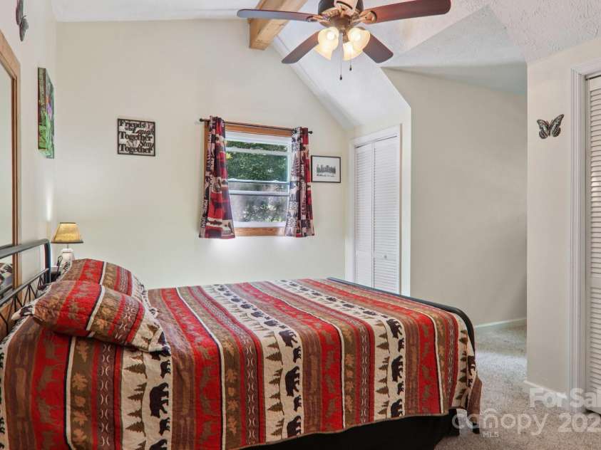 17 CRIPPLE CREEK Drive, Waynesville, NC 28785.  MLS# CAR4269422, YatesRealty ID 26189. 