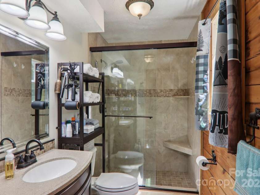 17 CRIPPLE CREEK Drive, Waynesville, NC 28785.  MLS# CAR4269422, YatesRealty ID 26189. 