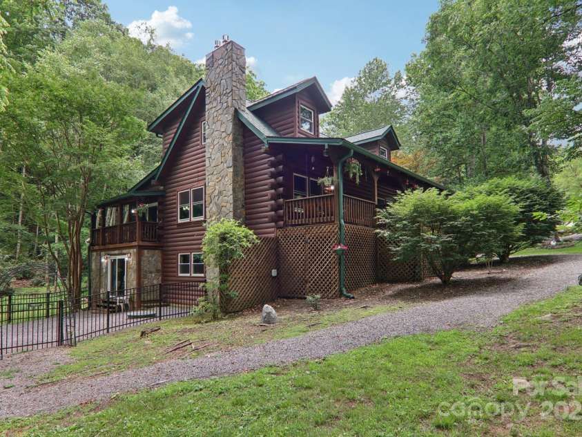 17 CRIPPLE CREEK Drive, Waynesville, NC 28785.  MLS# CAR4269422, YatesRealty ID 26189. 