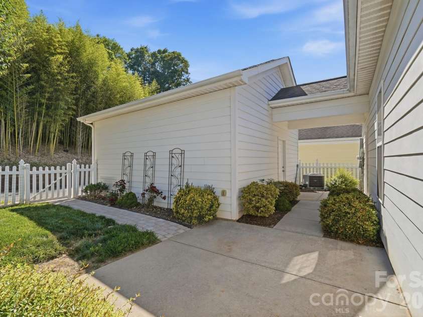 13344 Old Compton Court, Pineville, NC 28134.  MLS# CAR4385876, YatesRealty ID 26190. 