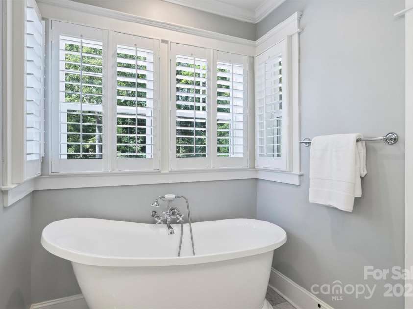 431 Wonderwood Drive, Charlotte, NC 28211.  MLS# CAR4266684, YatesRealty ID 26192. 