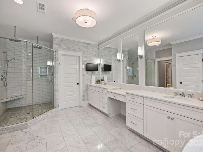 431 Wonderwood Drive, Charlotte, NC 28211.  MLS# CAR4266684, YatesRealty ID 26192. 