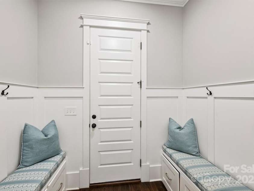 431 Wonderwood Drive, Charlotte, NC 28211.  MLS# CAR4266684, YatesRealty ID 26192. 