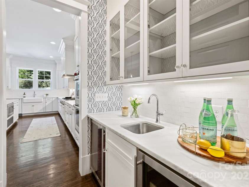 431 Wonderwood Drive, Charlotte, NC 28211.  MLS# CAR4266684, YatesRealty ID 26192. 