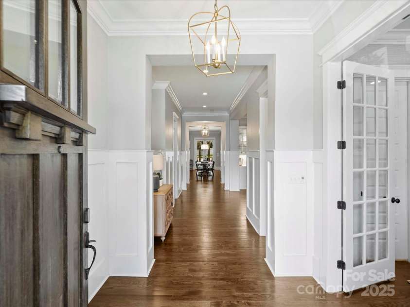 431 Wonderwood Drive, Charlotte, NC 28211.  MLS# CAR4266684, YatesRealty ID 26192. Foyer