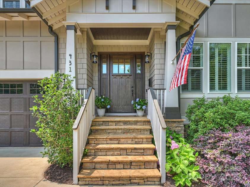431 Wonderwood Drive, Charlotte, NC 28211.  MLS# CAR4266684, YatesRealty ID 26192. Front Entry