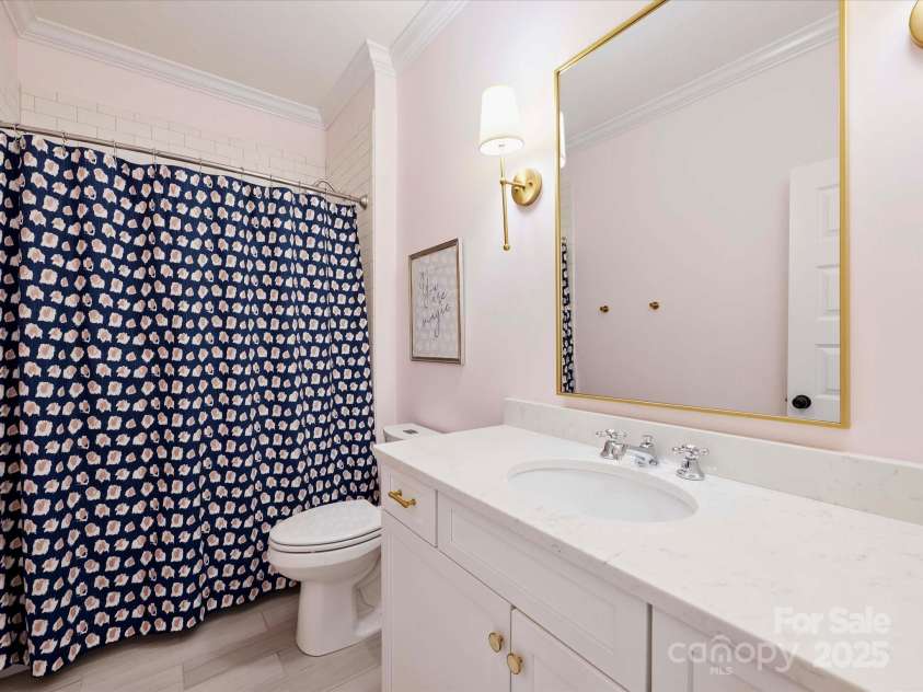 431 Wonderwood Drive, Charlotte, NC 28211.  MLS# CAR4266684, YatesRealty ID 26192. Full Bath