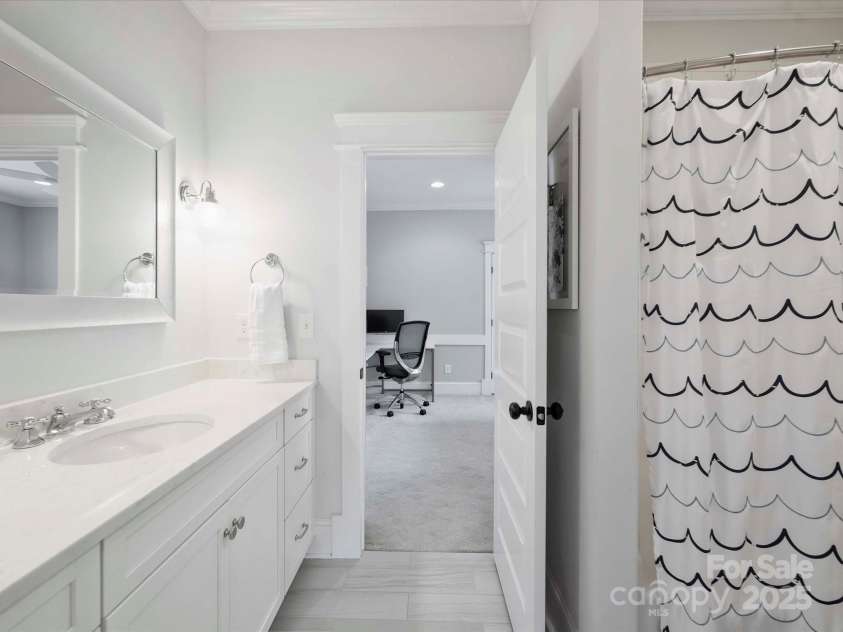 431 Wonderwood Drive, Charlotte, NC 28211.  MLS# CAR4266684, YatesRealty ID 26192. Full Bath