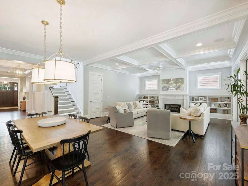 431 Wonderwood Drive, Charlotte, NC 28211.  MLS# CAR4266684, YatesRealty ID 26192. Great Room