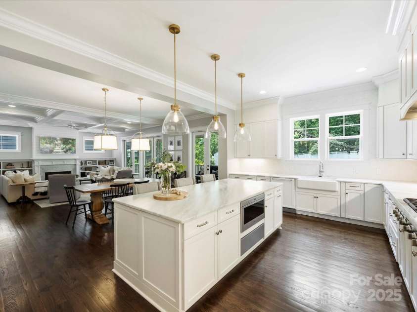 431 Wonderwood Drive, Charlotte, NC 28211.  MLS# CAR4266684, YatesRealty ID 26192. Kitchen