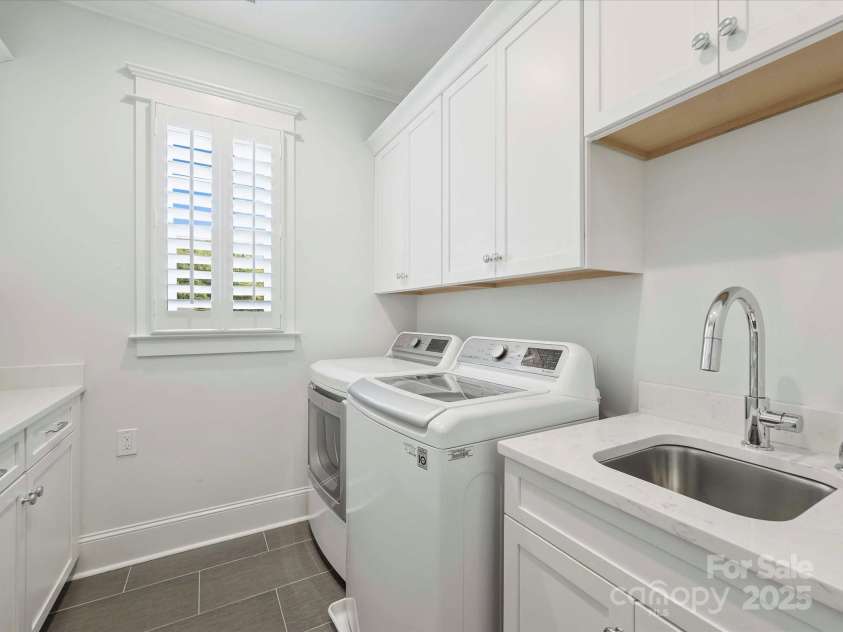 431 Wonderwood Drive, Charlotte, NC 28211.  MLS# CAR4266684, YatesRealty ID 26192. Laundry Room