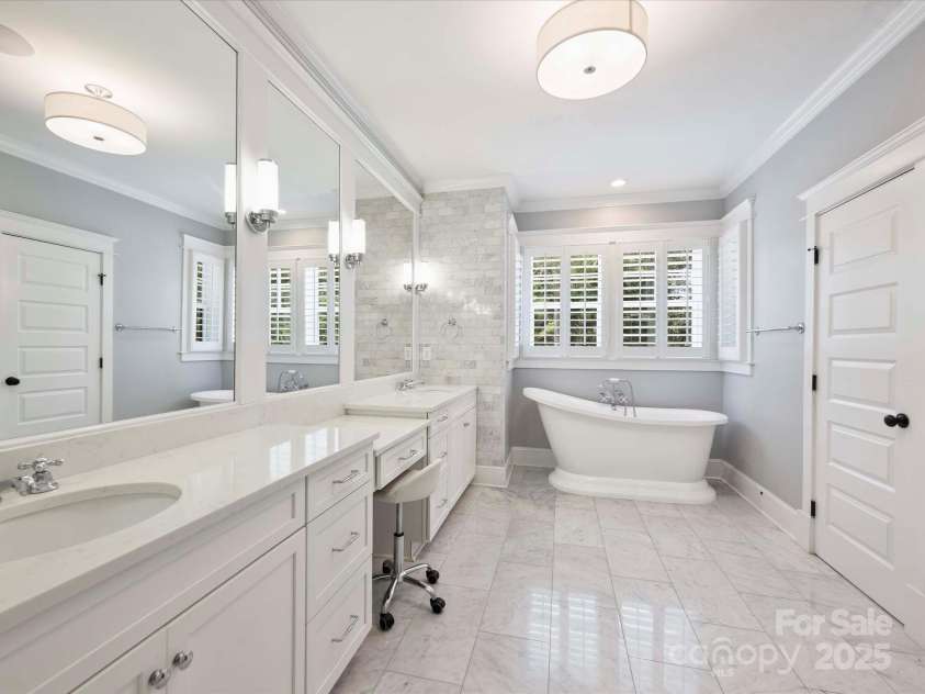431 Wonderwood Drive, Charlotte, NC 28211.  MLS# CAR4266684, YatesRealty ID 26192. Primary Bathroom