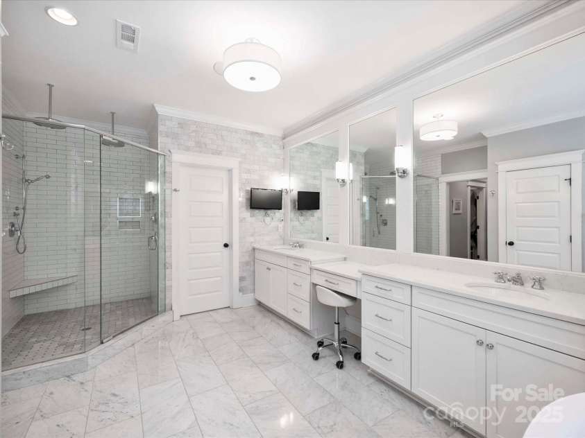 431 Wonderwood Drive, Charlotte, NC 28211.  MLS# CAR4266684, YatesRealty ID 26192. Primary Bathroom