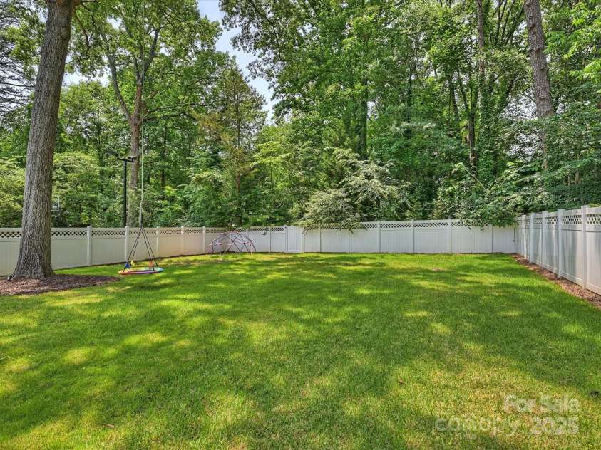 431 Wonderwood Drive, Charlotte, NC 28211.  MLS# CAR4266684, YatesRealty ID 26192. Rear Yard