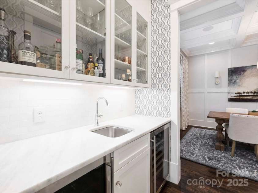 431 Wonderwood Drive, Charlotte, NC 28211.  MLS# CAR4266684, YatesRealty ID 26192. Wet Bar